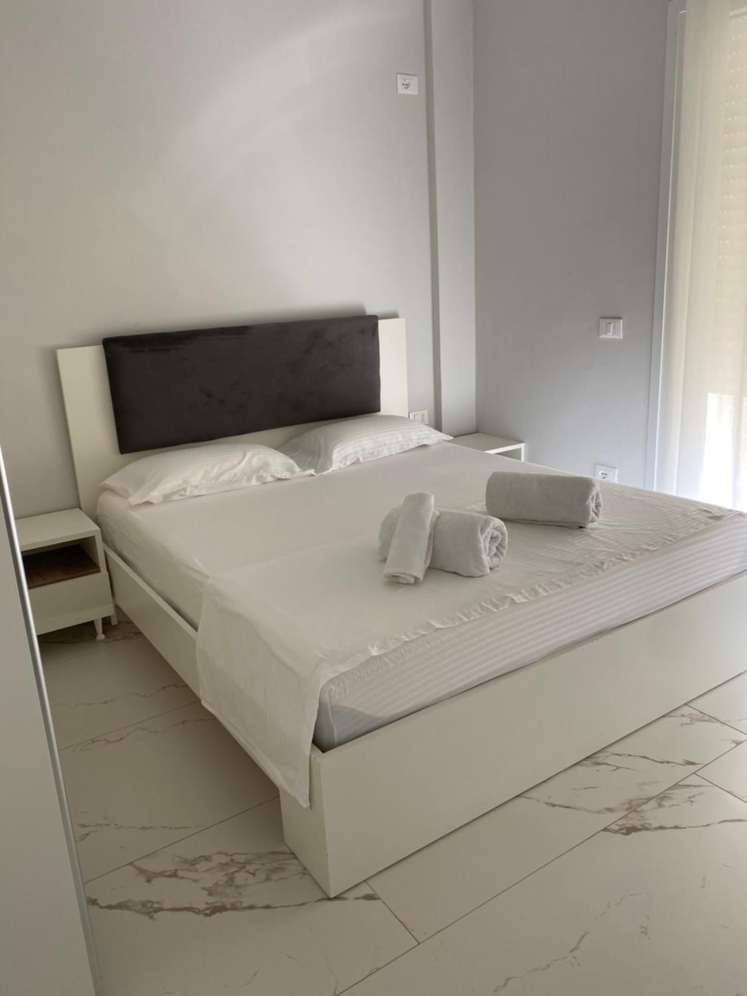 Edan Apartments Vlorë Exteriör bild